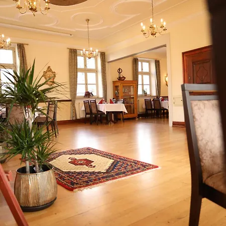 Landschloss Ernestgruen *