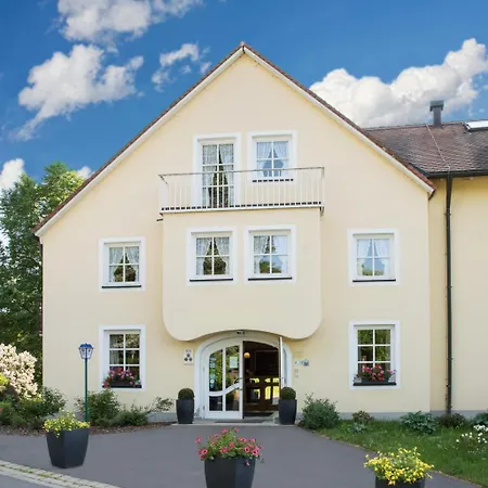 Landschloss Ernestgruen * Neualbenreuth